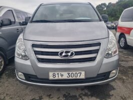 2017  Hyundai  Grand Starex  de 3 plazas  modelo básico inteligente