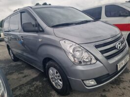 2017  Hyundai  Grand Starex  de 3 plazas  modelo básico inteligente