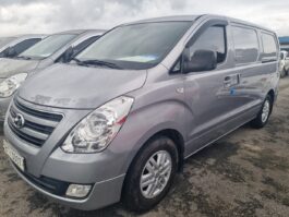 2017  Hyundai  Grand Starex  de 3 plazas  modelo básico inteligente